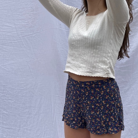White top $10 + shipping - Picture 2 of 3